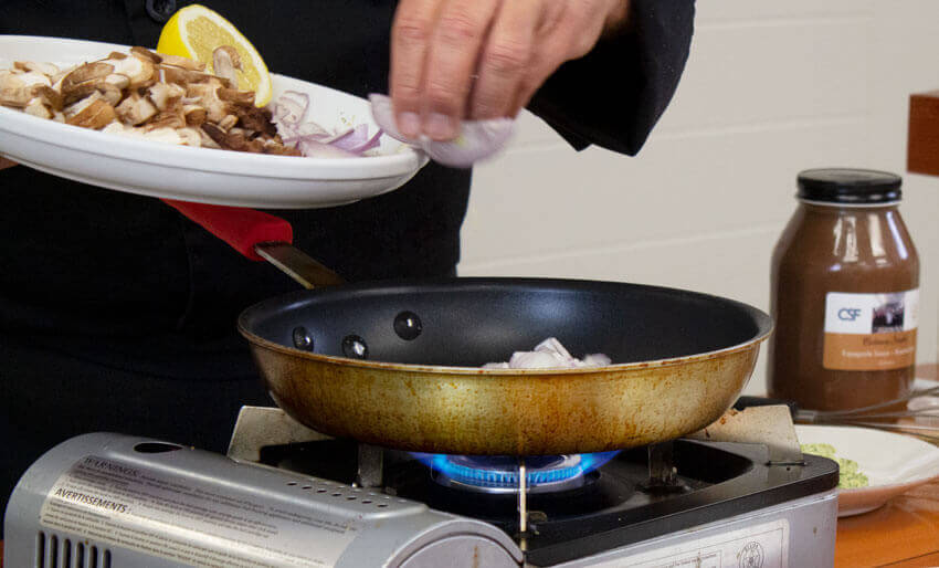 Adding shallots to mushroom sauce