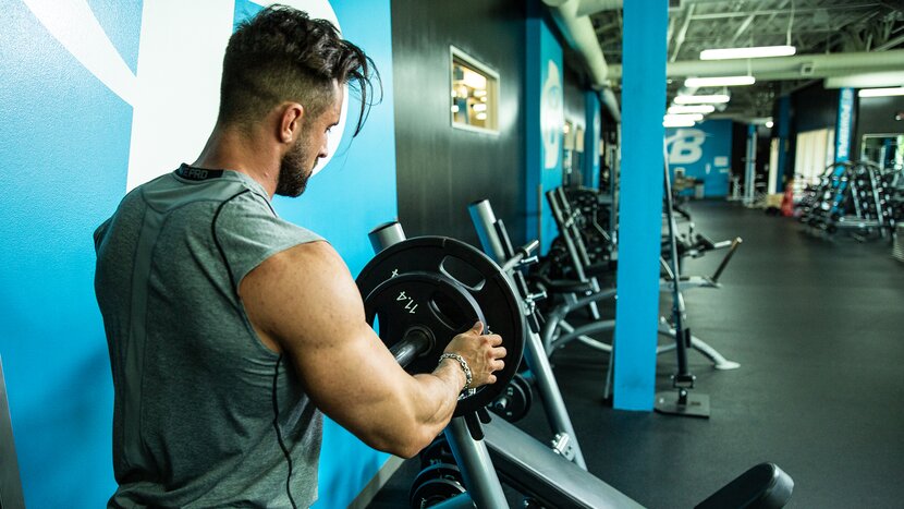 Man doing incline bench press