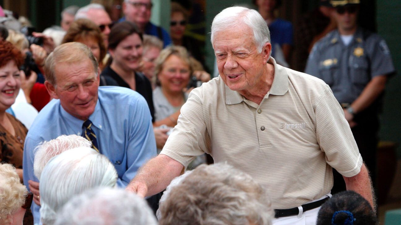 Crowd surrounds Jimmy Carter at event