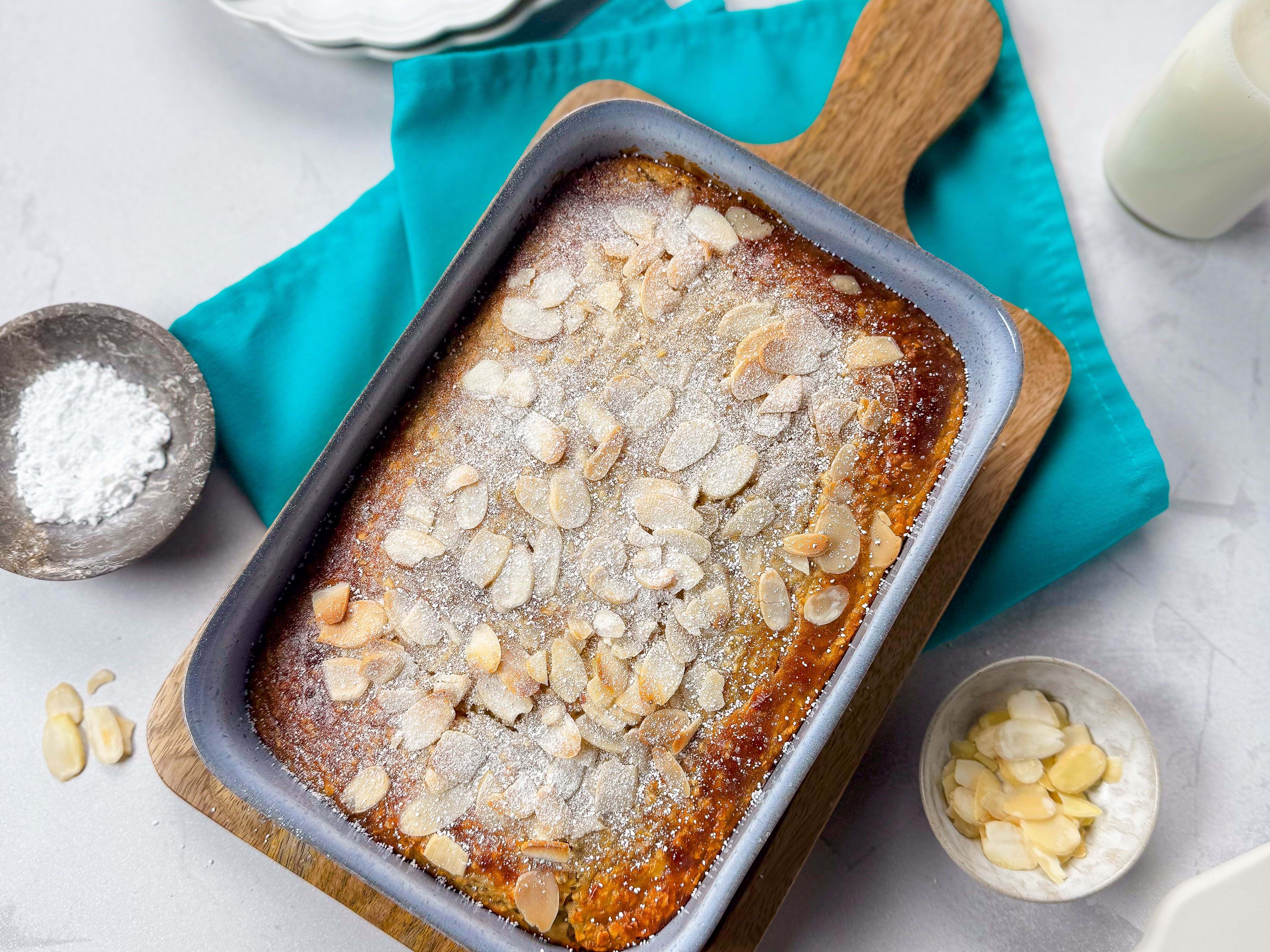 Almond croissant baked oats