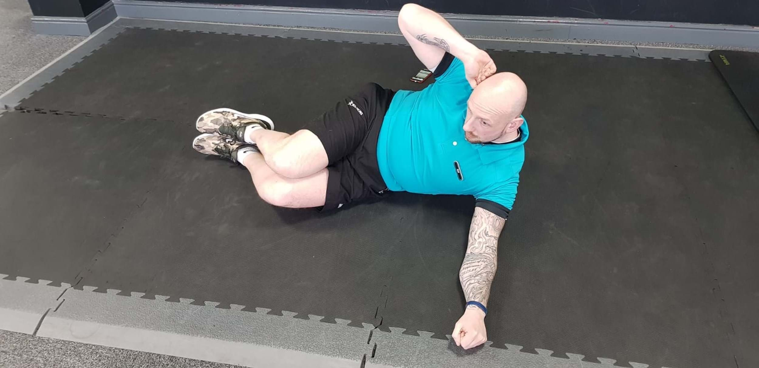 Man doing oblique crunch exercise